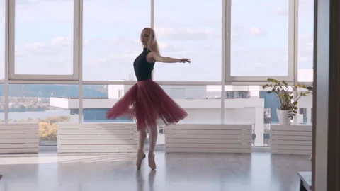 Professional dancer ballet dancer spinning on pointe in the ballet hall. In the Stock-Footage 96459674