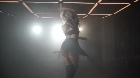 Professional dancer in the club performs her dance Видео 87801922