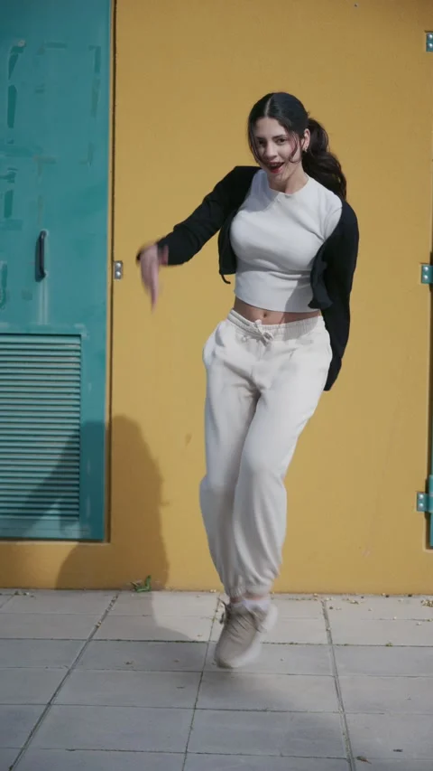 Professional dancer performing an afrobeat and hip hop routine 库存影片 333714737