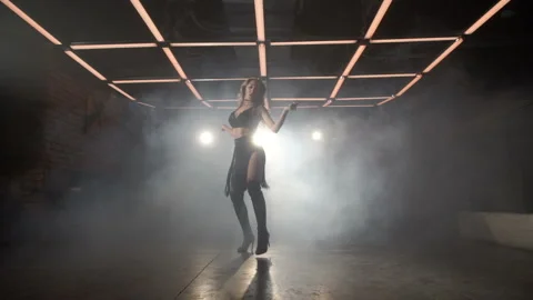 Professional dancer performs her dance Видео 87799919