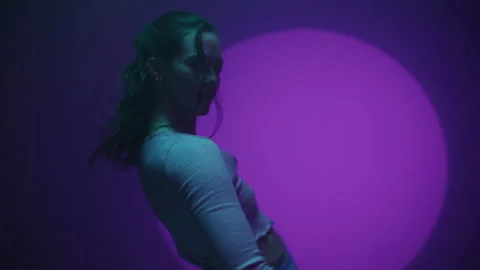 A professional dancer in a studio under purple spotlight 库存影片 259149495