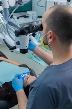 Professional Dentist Using Advanced Equipment to Perform Dental Procedure on a Foto stock