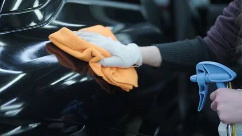 Professional detailer installing Paint Protection Film (PPF) on car B-pillar. Vídeo Stock 327678577