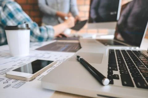 Professional Developer programmer cooperation meeting and brainstorming and p Stockfoto's