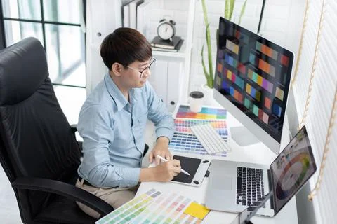 Professional development programmers are choosing color schemes to decorate t 스톡 사진
