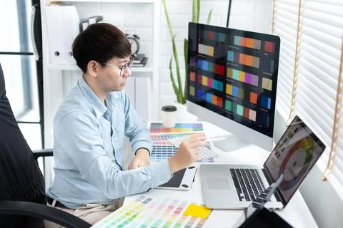 Professional development programmers are choosing color schemes to decorate t 库存照片