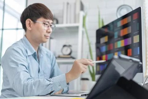 Professional development programmers are choosing color schemes to decorate t 库存照片