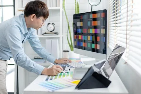 Professional development programmers are choosing color schemes to decorate t 库存照片