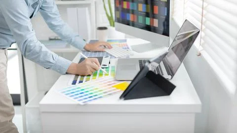 Professional development programmers are choosing color schemes to decorate t 库存照片