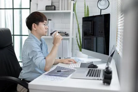 Professional development programmers are sipping coffee in a private office, Foto stock