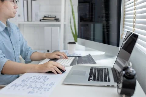 Professional development programmers are sit on a desk with work equipment su Stock-Fotos