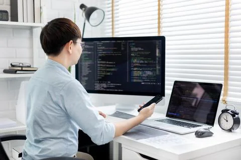 Professional development programmers are using mobile phones to test the func 库存照片