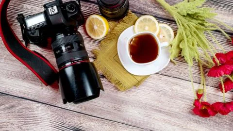 Professional digital camera with interchangeable lens on a wooden background Foto stock