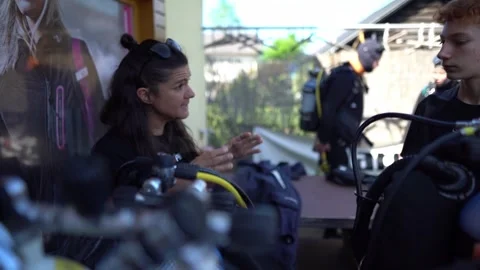 Professional dive instructor explaining scuba equipment functions to course Stock Footage 331566046