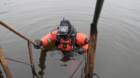 A professional diver in red diving equipment is preparing to dive. Stock Footage 115794677