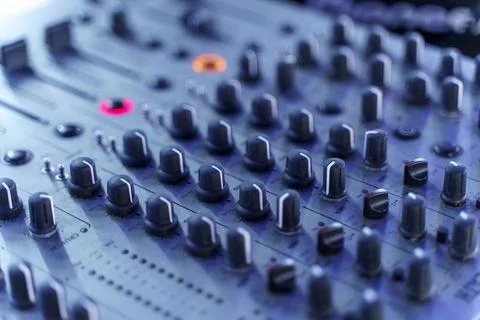 Professional DJ mixing console and media player setup Foto stock