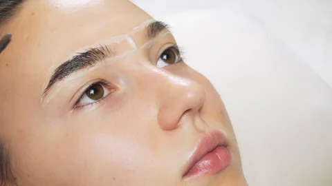 A professional does dyeing eyebrows with dyes, tinting. 스톡 동영상 121868635