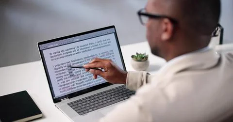 Professional Editor Corrects Mistakes In Script, Document, And Book Online 写真素材