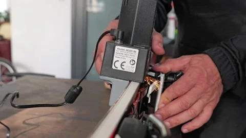 Professional Electric Ski Edge Sharpener Sparks Close Up 2026 库存影片 334326228