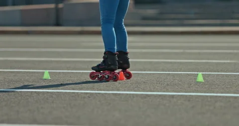 Professional elements of criss-cross on roller skates. Young woman dances on Stock Footage 137541907