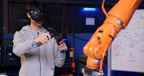 Professional Engineer is Controlling a Futuristic Robotic Arm with a VR. Video stock 126731886