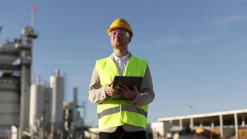 A professional engineer a heavy industry worker, an inspector dressed in a Vidéo 227781437