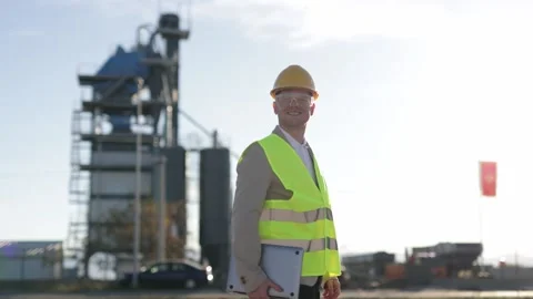A professional engineer, a heavy industry worker, an inspector dressed in a Vidéo 227781780