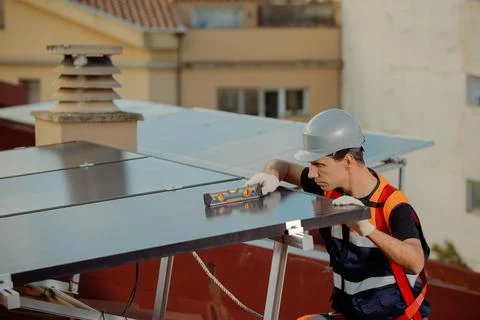Professional engineer installing solar panels on the roof of a house Foto stock