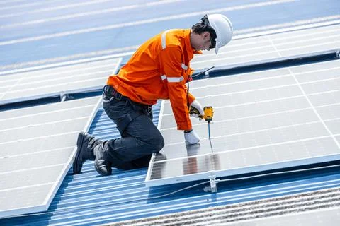 Professional Engineer Service Solar Panel. Worker Installation Replace Sola.. Foto stock