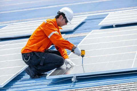 Professional Engineer Service Solar Panel. Worker Installation Replace Sola.. Foto stock
