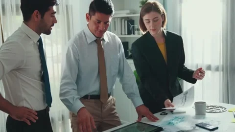 Professional engineer team talking about turbine engine structure. Alimentation. Video stock 278371928