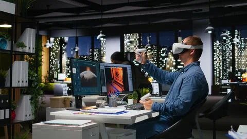 Professional engineer using VR headset and AI tech to create a spaceship 库存照片