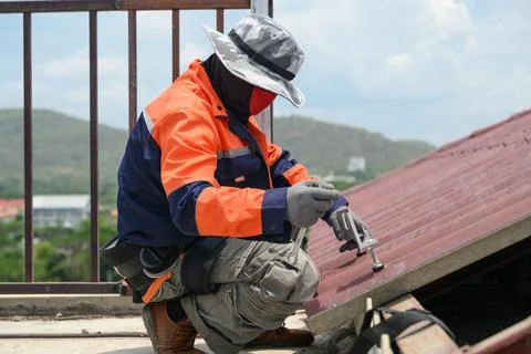 Professional engineer worker installing solar panels system on rooftop Foto stock