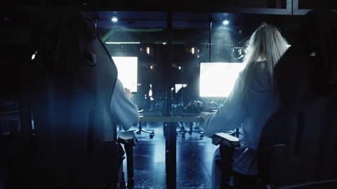 Professional esports gamers training in computer club 库存影片 342131424