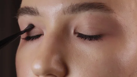 Professional eye makeup. Vídeos de archivo 121737482
