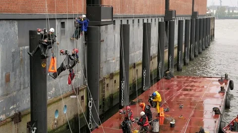 Professional facade cleaners start to work at Elbe Philharmonic Hall Hamburg Video stock 81120924