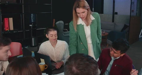 Professional female boss, data scientist manager explains marketing charts to 스톡 동영상 197071067