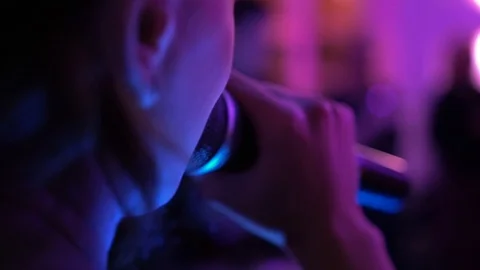 Professional female singer performs modern music in a crowd on nightclub party 库存影片 116719427