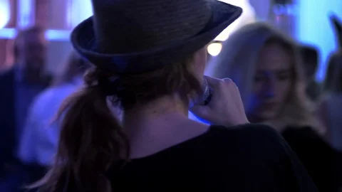 Professional female singer performs modern music in a crowd on nightclub party Stockbeeldmateriaal 116719464