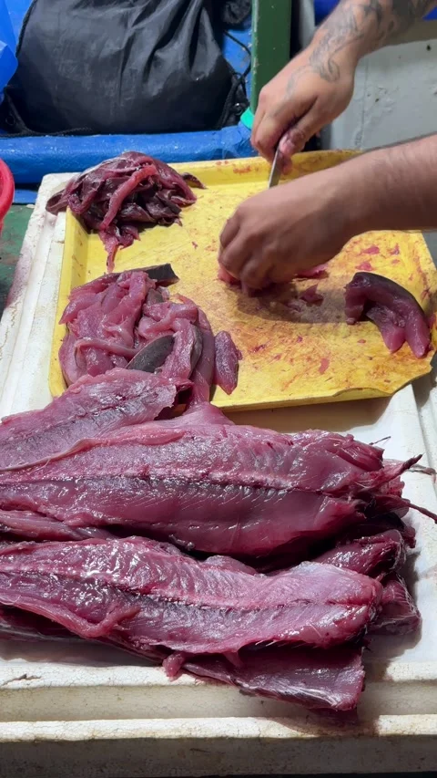 Professional fishmonger skillfully dicing fresh raw red tuna fillets 库存影片 332988752