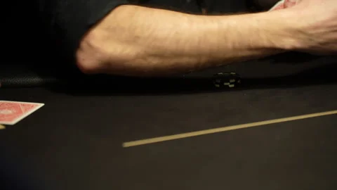 Professional gambling video capturing poker dealer hands holding and dealing Vidéo 323969688