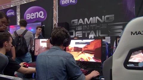 Professional gamers playing shooters at Comic-Con Stock Footage 71965185