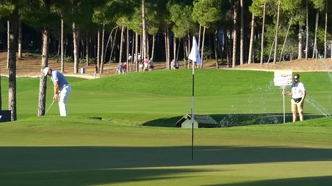 Professional Golfer Performing A Golf Swing In Slow Motion Vidéo 105829874