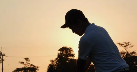 Professional golfer playing golf course with sunset background. Vídeos de archivo 120111488