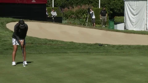 Professional golfer putting. Видео 76780817