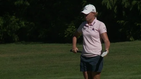 Professional golfer putting (medium shot). Stockbeeldmateriaal 76781348