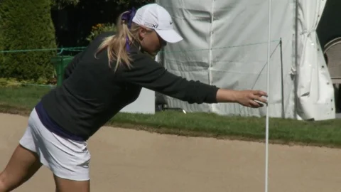 Professional golfer taking flag out and reading the green. 스톡 동영상 76780822