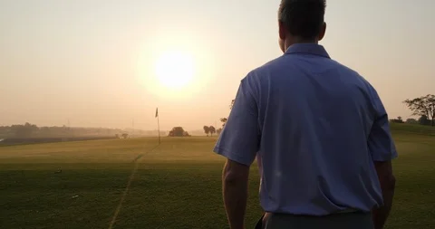 Professional golfer walking on the golf course. Vídeos de archivo 103852475