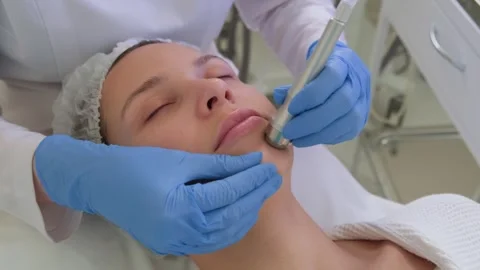 Professional hardware procedures. Hydrafacial massage process. Stockbeeldmateriaal 250083396