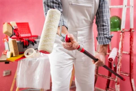 Professional house painter at work on the construction site. Foto stock
